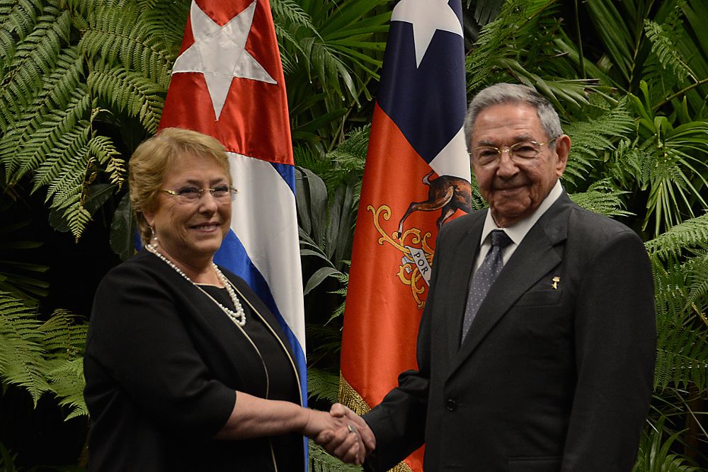 Raúl Castro y Michelle Bachelet (i).