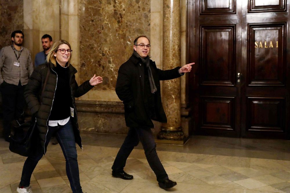 Los diputados electos de Junts per Catalunya Elsa Artadi y Jordi Turull en los pasillos del Parlament.