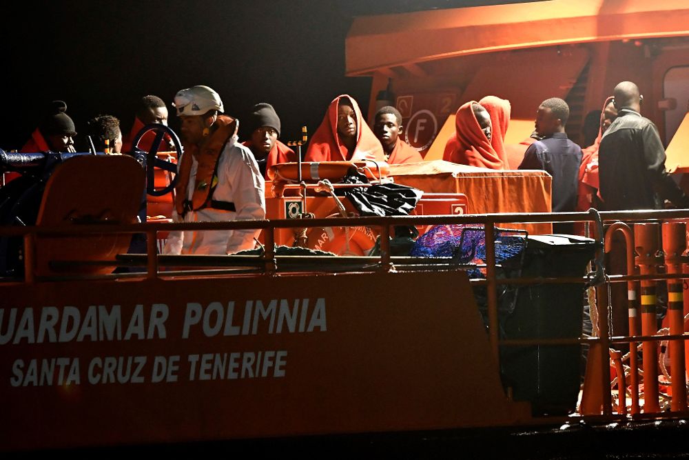 Una patera con 34 ocupantes localizada el día de Nochebuena en el mar de Alborán fue rescatada por la embarcación Guardamar Polimnia, de Salvamento Marítimo y llevada a Almería.