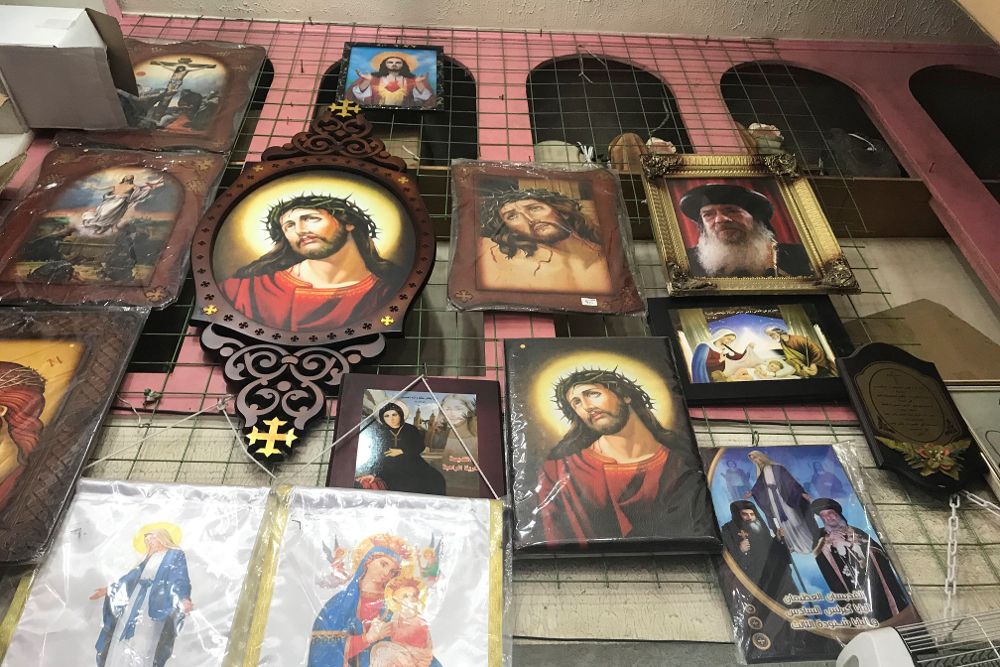 Varios cuadros con representaciones religiosas en una tienda regentada por cristianos coptos en el barrio de Shubra, en El Cairo, donde los comerciantes cristianos viven con la inseguridad y la amenaza de ser atacados por los extremistas.