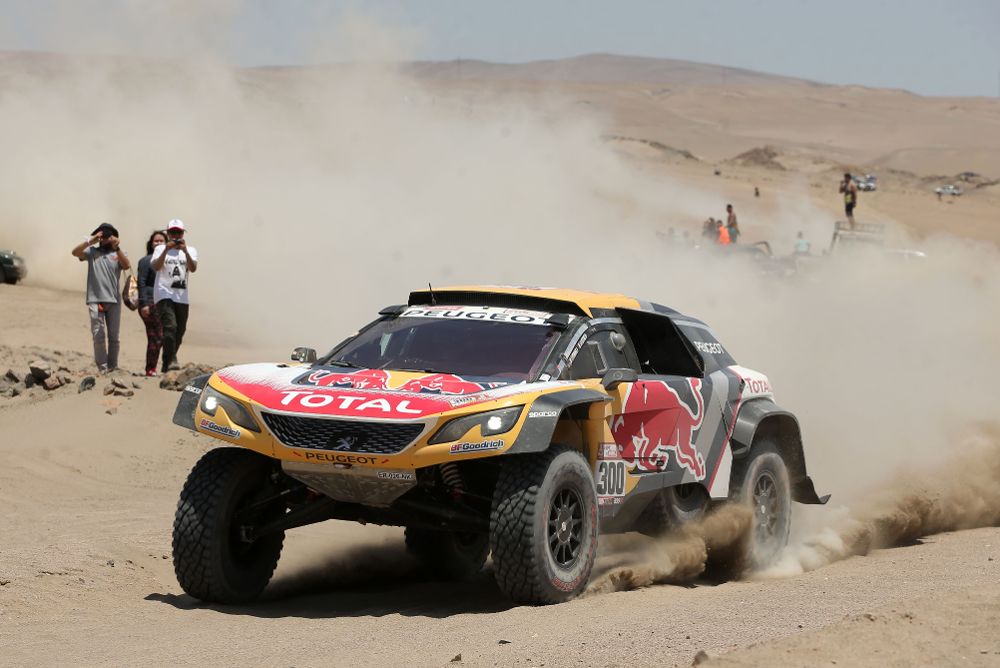 El francés Stephane Peterhansel compite durante la cuarta etapa del rally Dakar 2018.