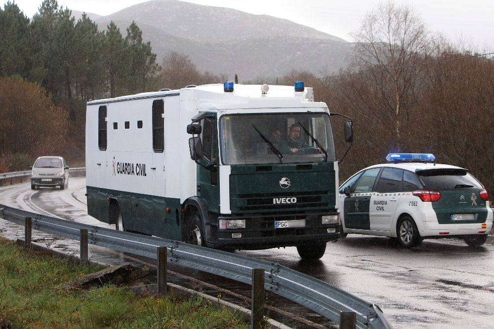 Imagen del furgón policial que traslada al presunto asesino de Diana Quer, José Enrique Abuín Gey, desde el centro penitenciario de Teixeiro a la cárcel de A Lama en Pontevedra.