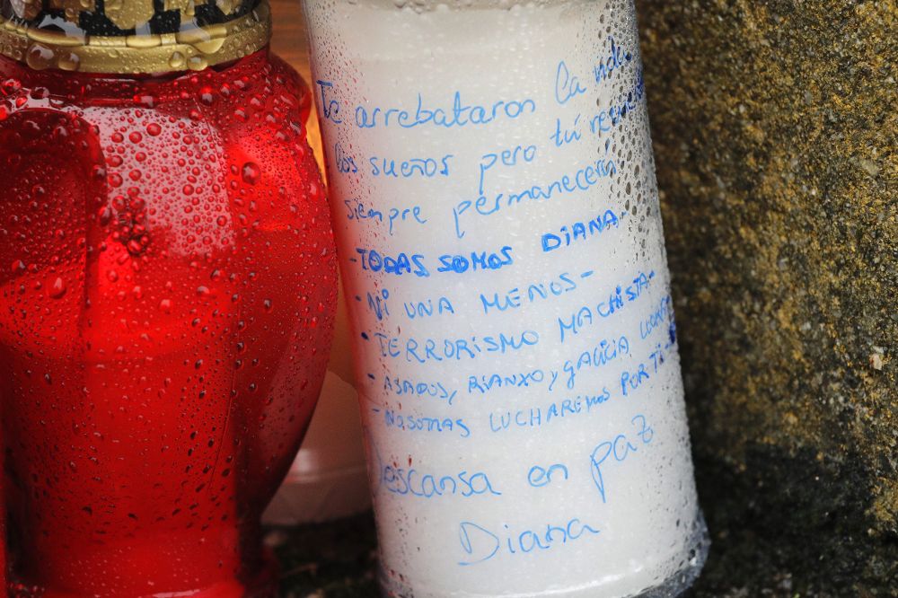 Una de las numerosas velas depositadas por los vecinos ante la nave donde fue hallado el cuerpo sinvida de Diana Quer.