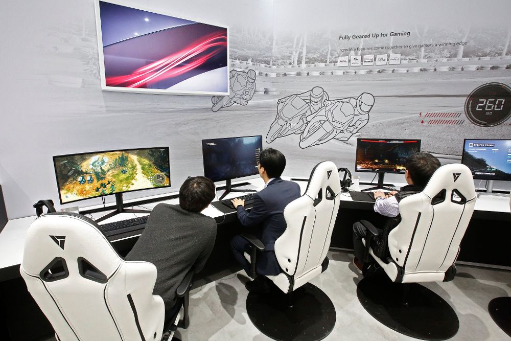 Personas juegan videojuegos en el stand de LG durante el Salón Internacional de la Feria de Electrónica de Consumo (CES, en inglés).