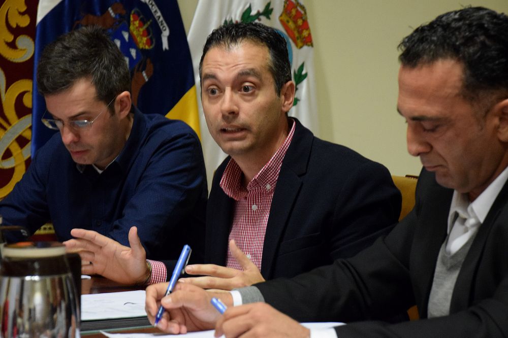 El concejal de Urbanismo, Carlos Tarife, en la reunión de la comisión de control municipal.