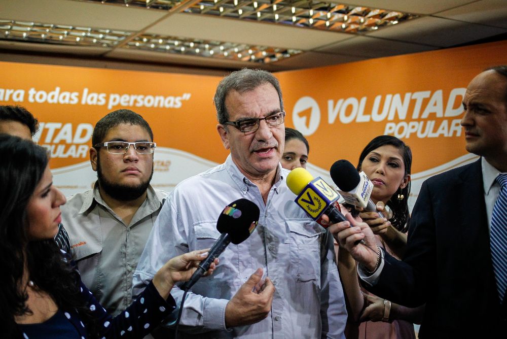 El diputado por el estado Falcón Luis Stefanelli (c) habla durante una rueda de prensa del partido opositor Voluntad Popular y aseguró hoy que en la embarcación naufragada cerca de Curazao iban "aproximadamente" 30 venezolanos.