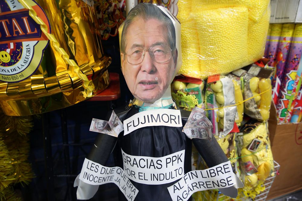 Vista de una piñata satírica de Fujimori.