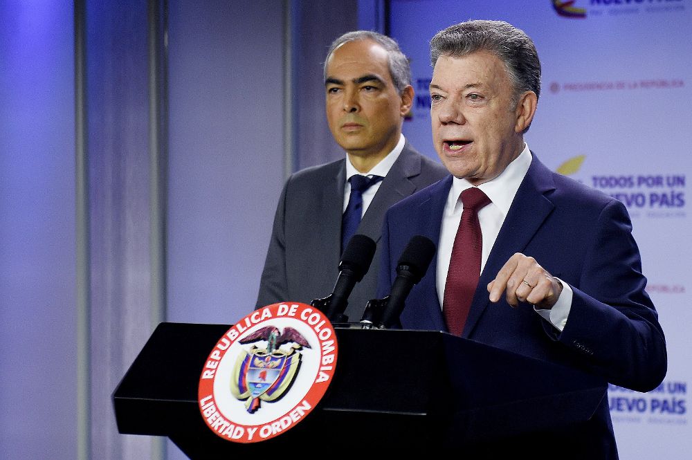 El presidente colombiano, Juan Manuel Santos (d), junto al Alto Comisionado para la Paz, Rodrigo Rivera (i).