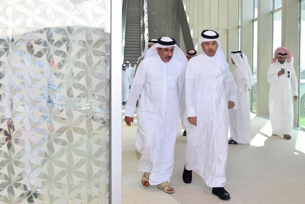 El primer ministro de Catar, el jeque Abdullah bin Nasser bin Khalifa Al Thani (d), y el ministro de Transporte y Comunicaciones, Jassim Saif Ahmed Al Sulaiti.