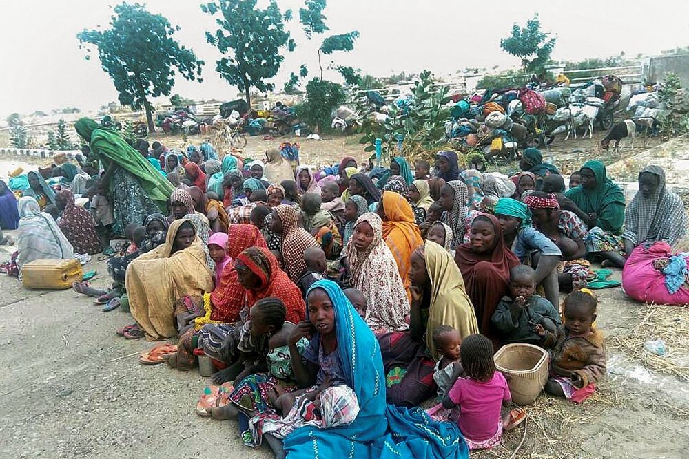 Algunas de las 700 personas secuestradas por el grupo yihadista Boko Haram y rescatadas por el Ejército nigeriano, descansan en Monguno, Nigeria.
