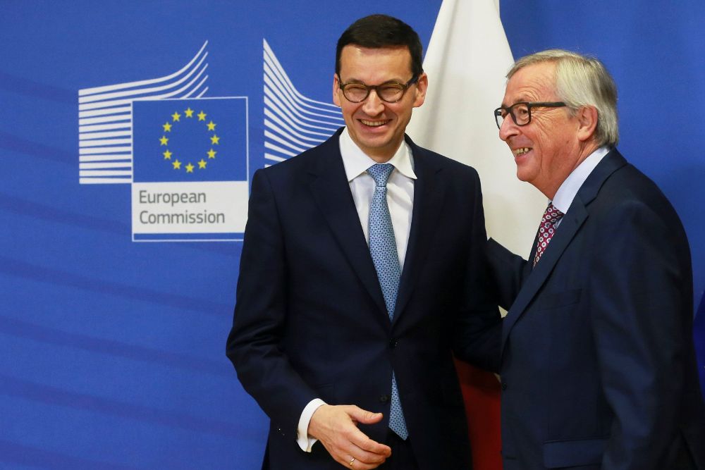 El primer ministro polaco, Mateusz Morawiecki (i) con el presidente de la Comisión Europea, Jean-Claude Juncker.