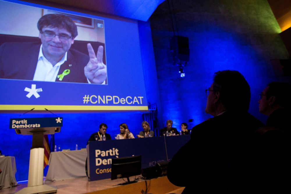El expresidente del PDeCAT, Artur Mas (d) , observa la intervención por videoconferencia de Carles Puigdemont.