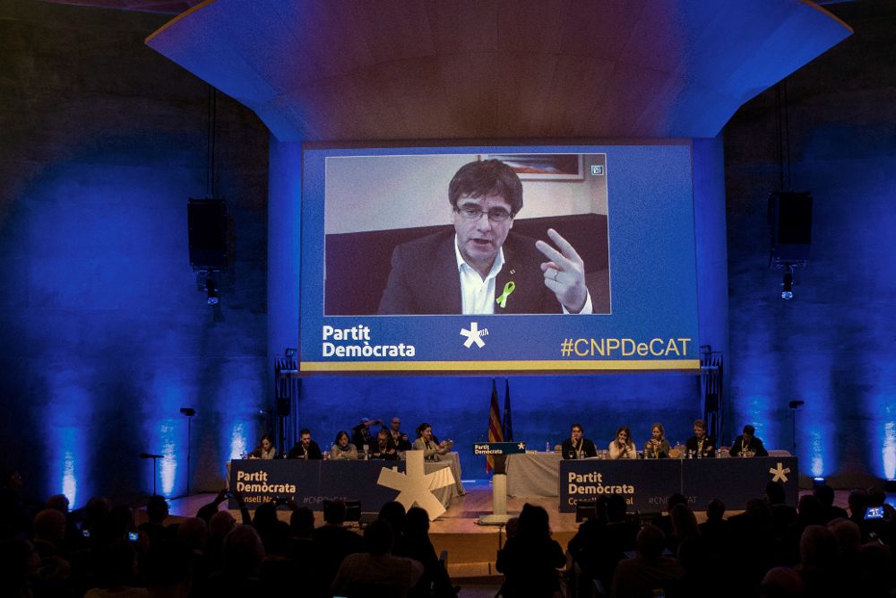Carles Puigdemont (c), interviene por videoconferencia en el consell nacional del partido, el pasado día 13.