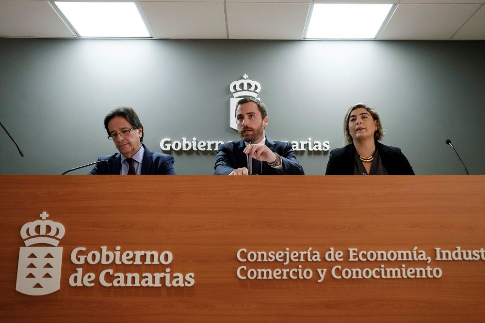 El consejero de Turismo del gobierno canario, Isaac Castellano (c), el viceconsejero de Turismo, Cristóbal de la Rosa (i), y la directora gerente de Promotur María Méndez.