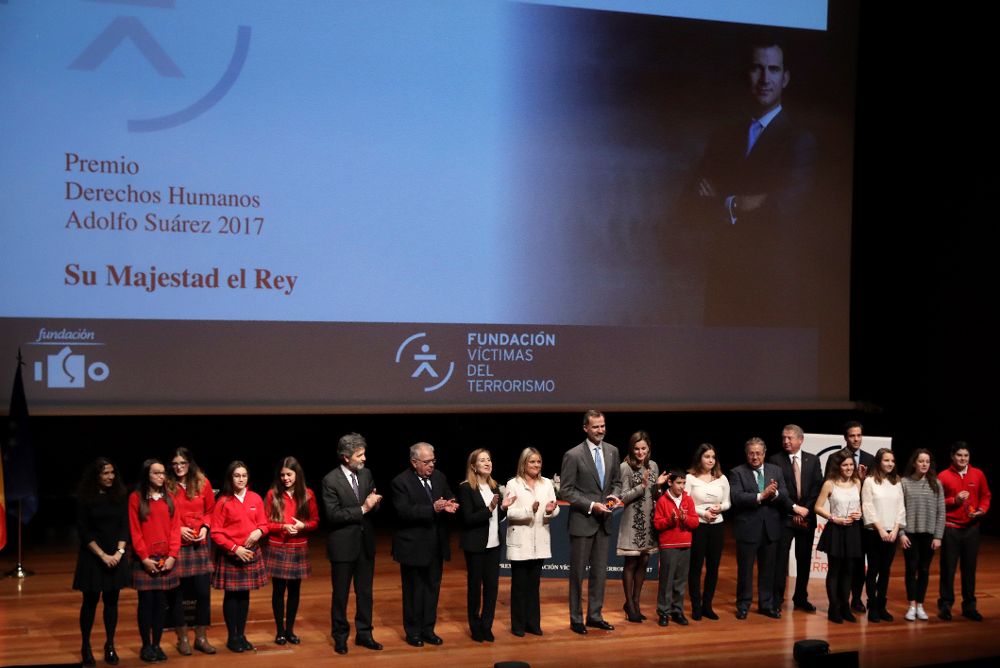 Los Reyes posan para la foto de familia junto a los galardonados con los premios que concede la Fundación Víctimas del Terrorismo, durante el acto celebrado en el Museo Reina Sofía, en Madrid.