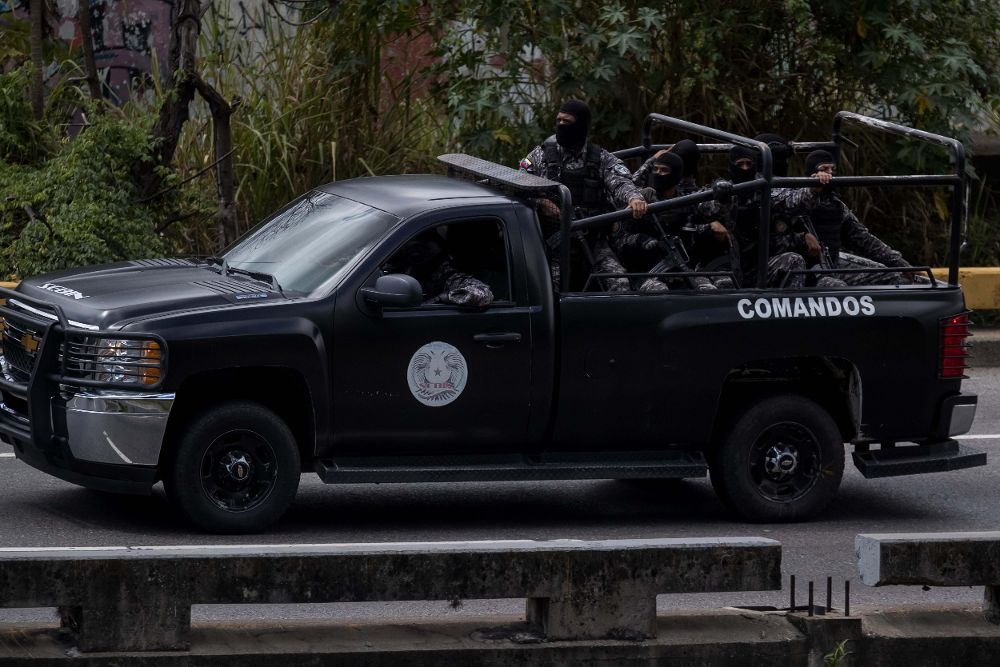 Agentes de las Fuerzas Armadas Bolivarianas cruzan en una camioneta hacia el lugar donde se realió ayer la operación contra el grupo liderado por el policía Óscar Pérez.
