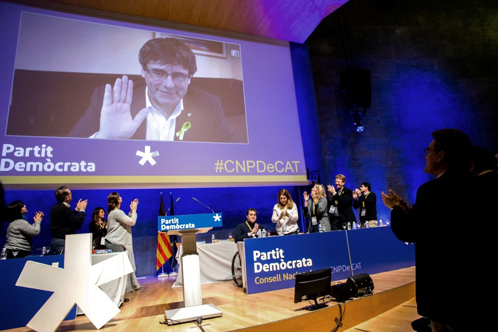Carles Puigdemont, en la pantalla, durante la despedida de Artur Mas.