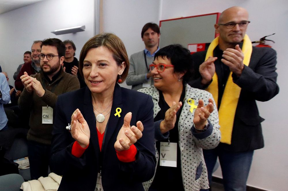 La expresidenta del Parlamento de Cataluña, Carme Forcadell,acompañada por los exconsejero Raúl Romeva (d) y Dolors Bassa.