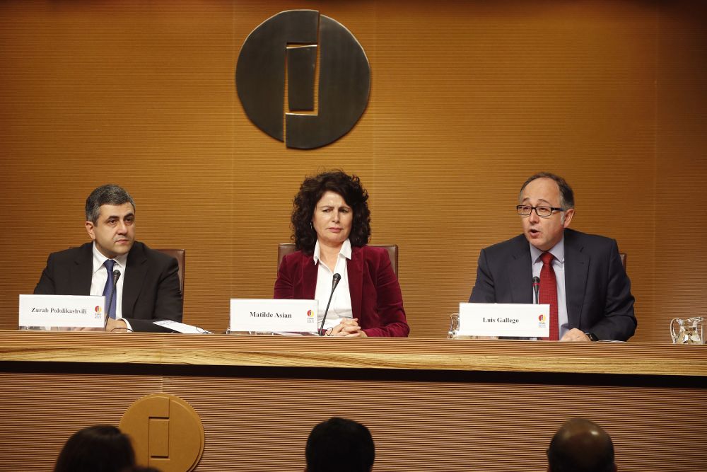 De izquierda a derecha, el secretario general de la OMT, Zurab Pololikashvili, la secretaria de Estado de Turismo, Matilde Asián, y el presidente de Fitur y de Iberia, Luis Gallego.