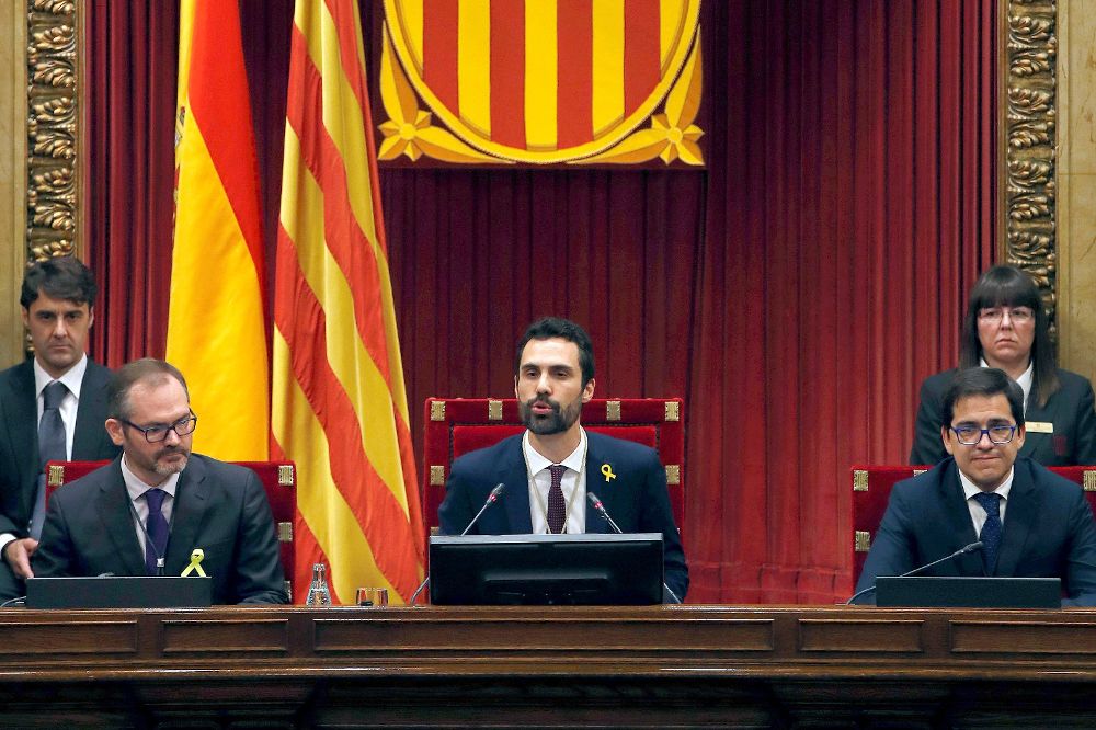 El nuevo presidente del Parlament, Roger Torrent (c), junto a los dos vicepresidentes Josep Costa (i) y José María Espejo-Saavedra (d), durante su primer discurso tras ser elegido durante la sesión constitutiva del Parlamento catalán de la XII legislatura.