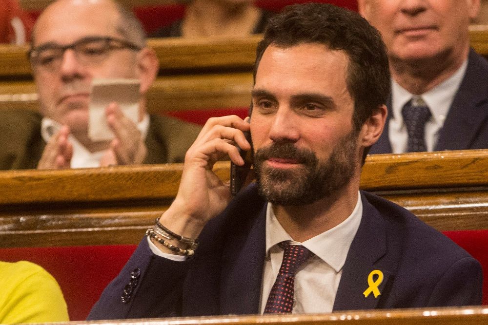 El diputado de ERC Roger Torrent, conversa por teléfonocon el expresidente de la Generalitat Carles Puigdemont.