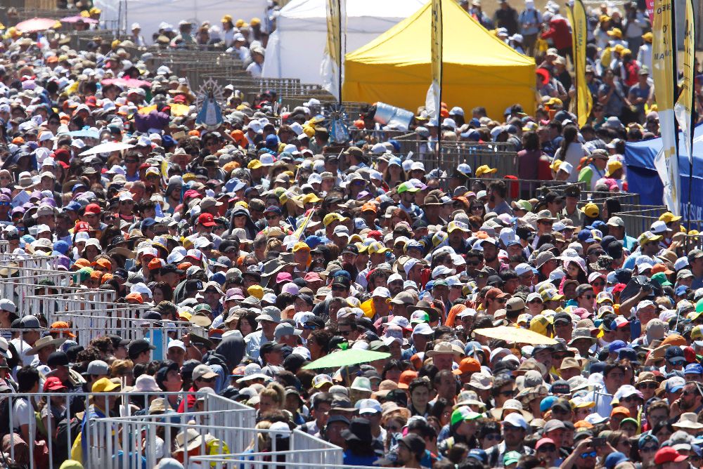Feligreses se retiran tras la multitudinaria misa ofrecida por el papa Francisco en Temuco (Chile) hoy, miércoles.