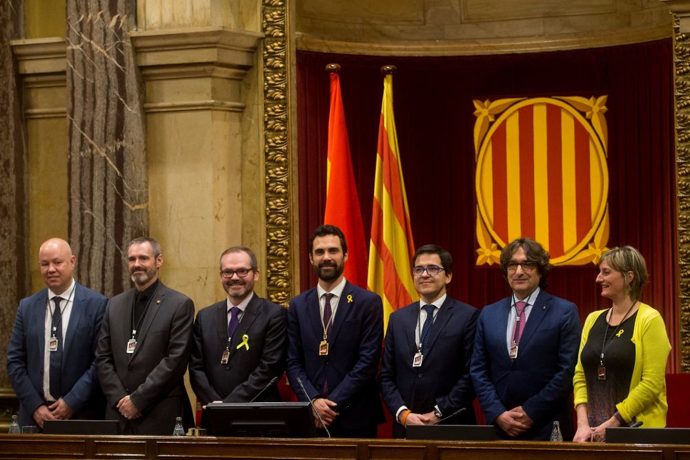 El nuevo president del Parlament de Cataluña, Roger Torrent, de ERC (c), los vicepresidentes Josep Costa de JxCat (3i) y José María Espejo-Saavedra de Ciudadanos (3d) ,y los secretarios Joan Garcia de Ciudadanos (i), Eusebi Campdepedrós de JxCat (2i), Alba Vergés de ERC (d), y David Pérez del PSC (2d), posan tras el pleno de constitución que ha dado inicio a la XII legislatura.