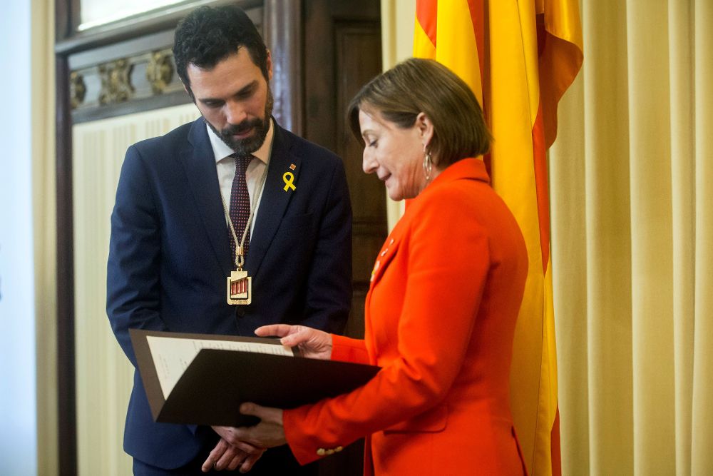 La expresidenta, Carme Forcadell (d), habla con el nuevo presidente del Parlament de Cataluña, Roger Torrent, al finalizar el pleno de constitución que ha dado inicio a la XII legislatura.