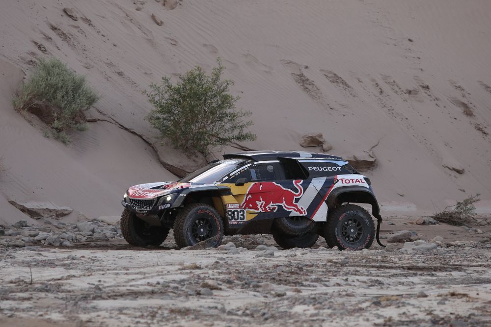 Los pilotos españoles de Peugeot Carlos Sainz y Lucas Cruz compiten durante la undécima etapa del Rally Dakar, que se corre hoy, miércoles, entre Belén y Chilecito (Argentina).