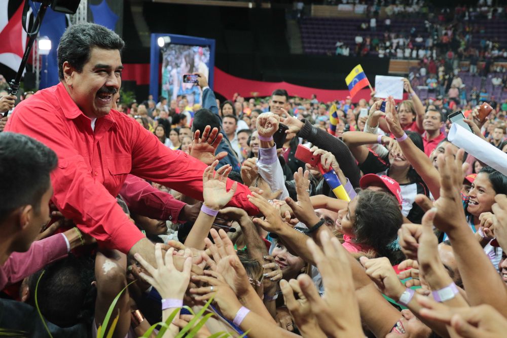 Nicolás Maduro (i).