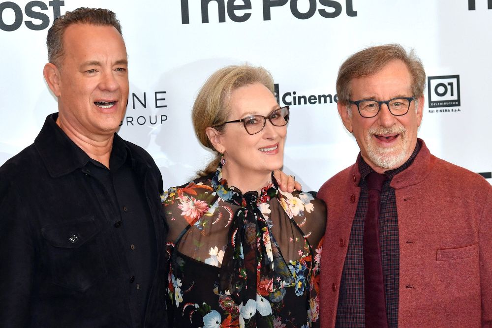 Tom Hanks y Meryl Streep posan junto al director de cine Steven Spielberg.