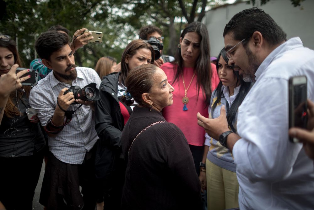 Aura Perez (c), tía de Oscar Pérez, en las inmediaciones de la morgue de Caracas el miércoles 17 de enero, tratando de ver el cuerpo de su sobrino, muerto el lunes en un operativo militar.