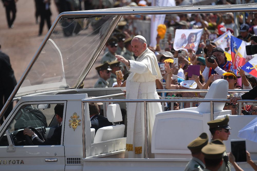 El "papamóvil" traslada a Francisco antes de la misa multitudinaria oficiada en Lobito Campos. 