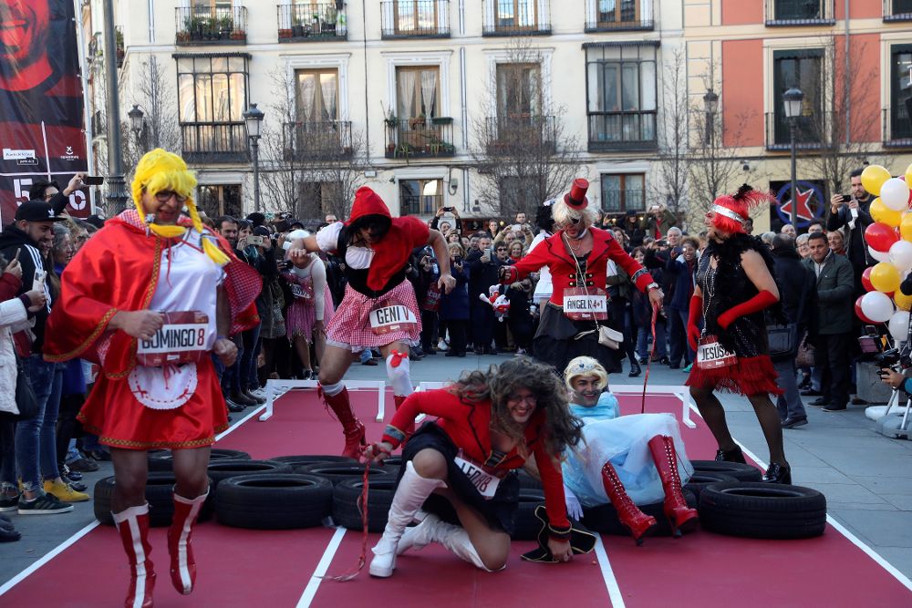Caídas de los participantes en la demostración del "Mascarita, ponte Tacón", hoy, en la Plaza de Opera de Madrid.