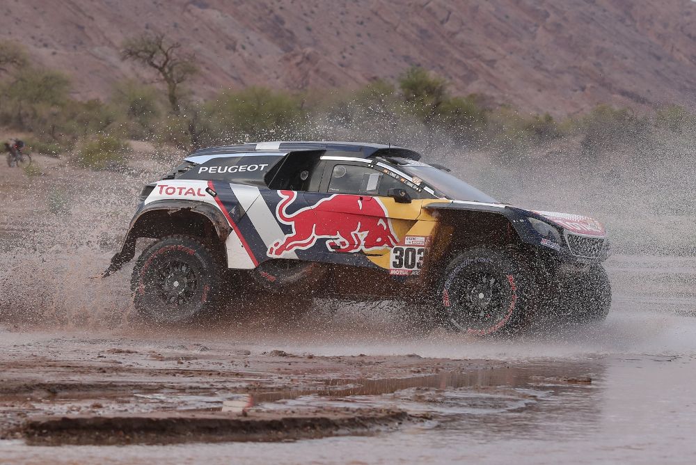 El español Carlos Sainz de Peugeot compite durante la duodécima etapa del Dakar.