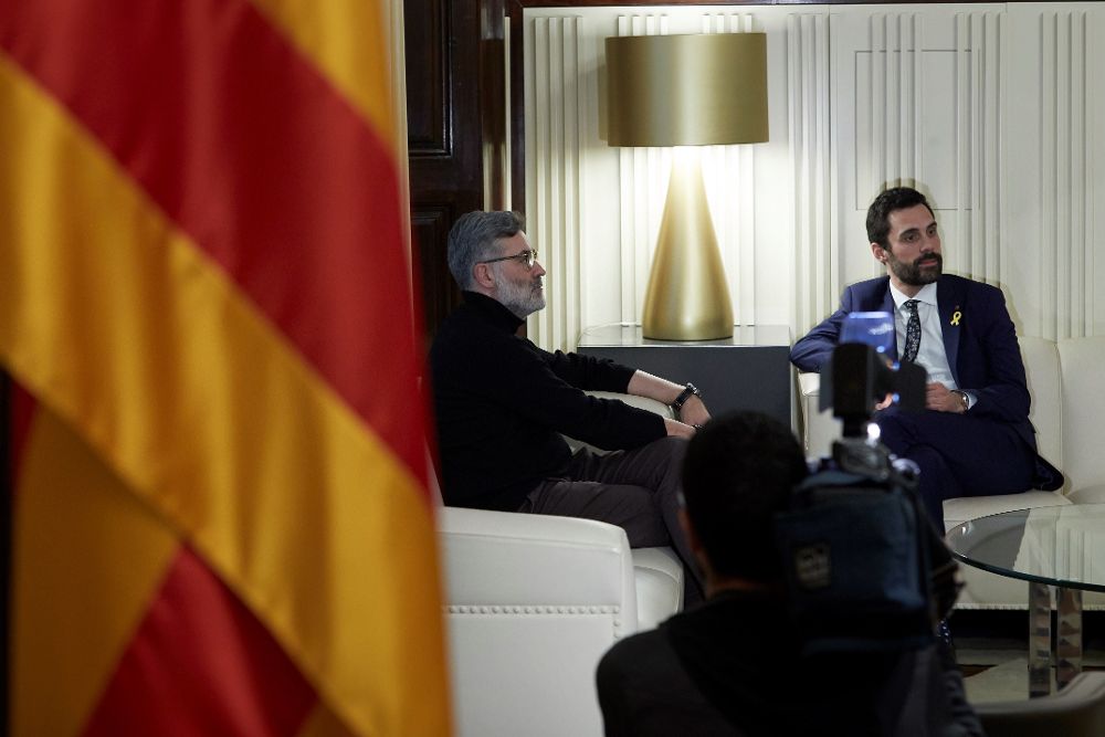 El presidente del Parlament, Roger Torrent (d), junto al líder de la CUP, Carles Riera.