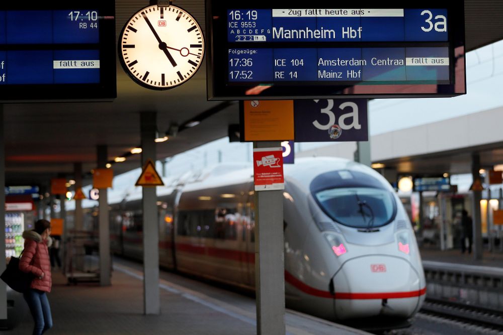 Un panel informativo anuncia cancelaciones de trenes en la estación central de Mannheim.