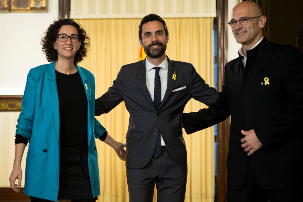 La secretaria general de ERC, Marta Rovira (i), acompañada del diputado Raül Romeva (d), durante la reunión con Roger Torrent (c).