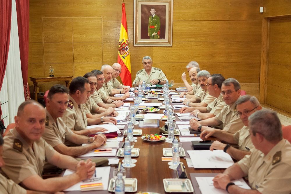 El jefe del Estado Mayor del Ejército, general de ejército Francisco Javier Varela Salas (c), acompañado por el jefe del Mando de Canarias, teniente general Pedro Galán García (6i), durante la reunión del Consejo Superior del Ejército.