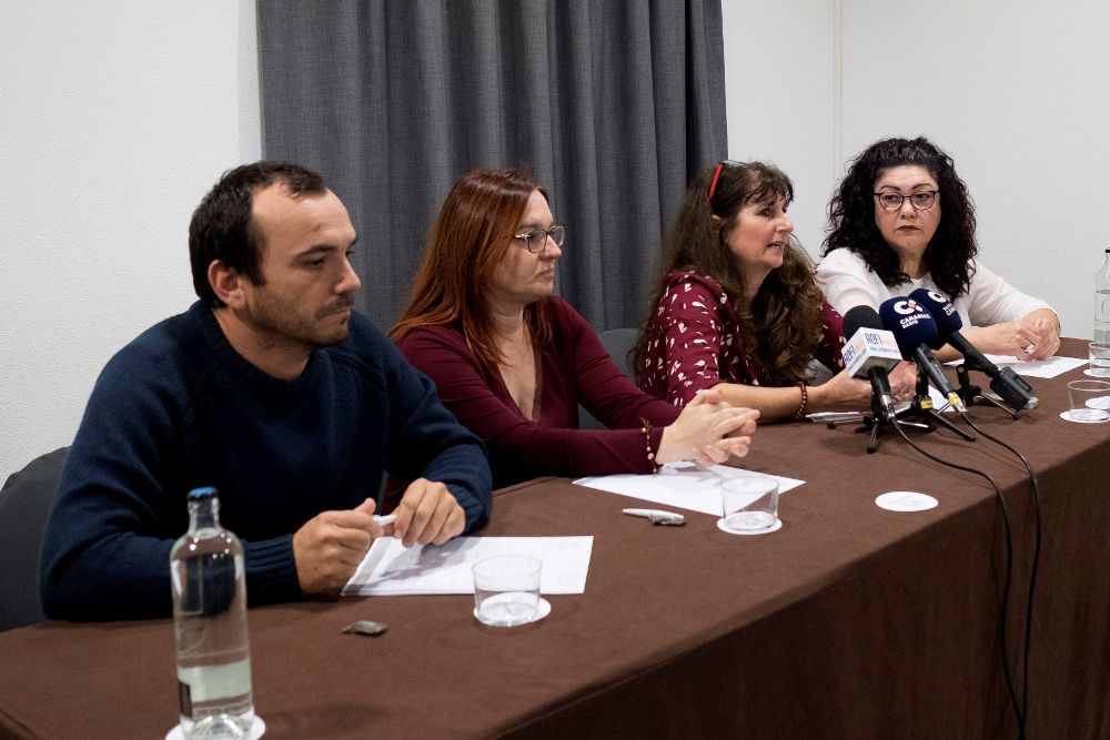 Las diputadas de Podemos Concepción Monzón, Natividad Arnáiz y Carmen Valido y el consejero de este partido en el Cabildo de Fuerteventura Andrés Briansó.