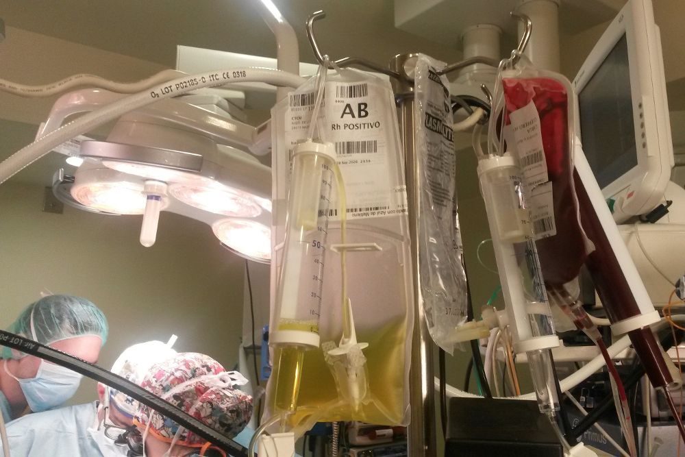 Imagen facilitada por el Hospital General Universitario Gregorio Marañón de la administración de hemoderivados libres de anticuerpo durante la realización del trasplante.