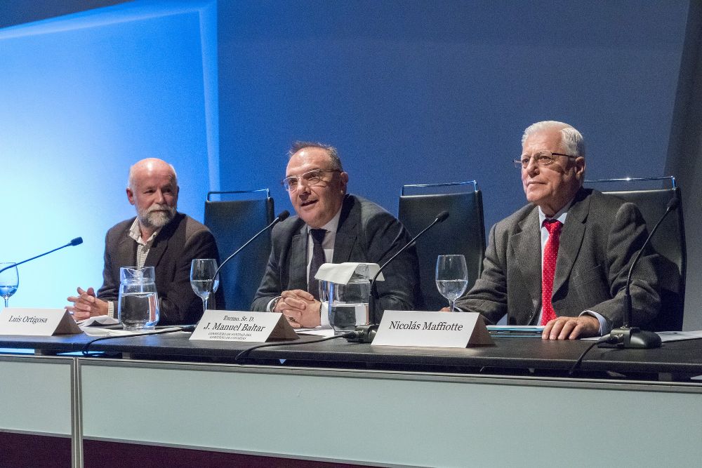 José Manuel Baltar (c) durante su intervención en el III Fórum sobre Vacunación de las Sociedades Científicas de Canarias.