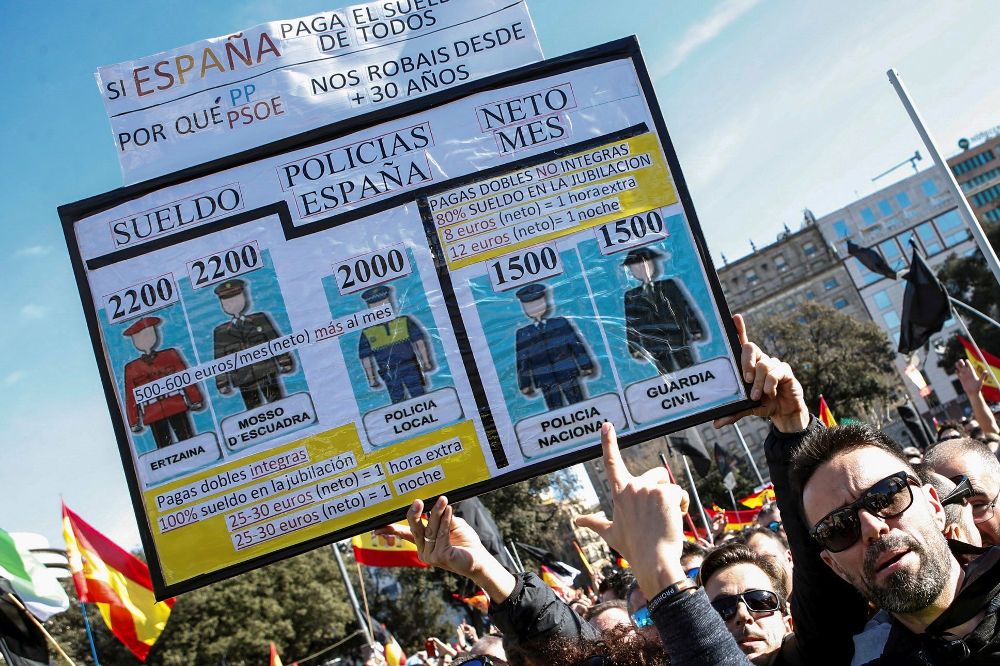 Manifestación convocada hoy por la Fundación Jusapol en Barcelona, en la que miles de agentes de la Policía Nacional y Guardia Civil exigen la equiparación salarial con el resto de policías autonómicos de España.
