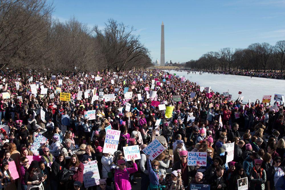 Las manifestantes junto al estanque del Lincoln Memorial.