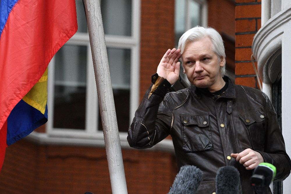 Fotografía de archivo fechada el 19 de mayo de 2017 que muestra al fundador de WikiLeaks, Julian Assange, mientras comparece ante la prensa en la embajada ecuatoriana en Londres.