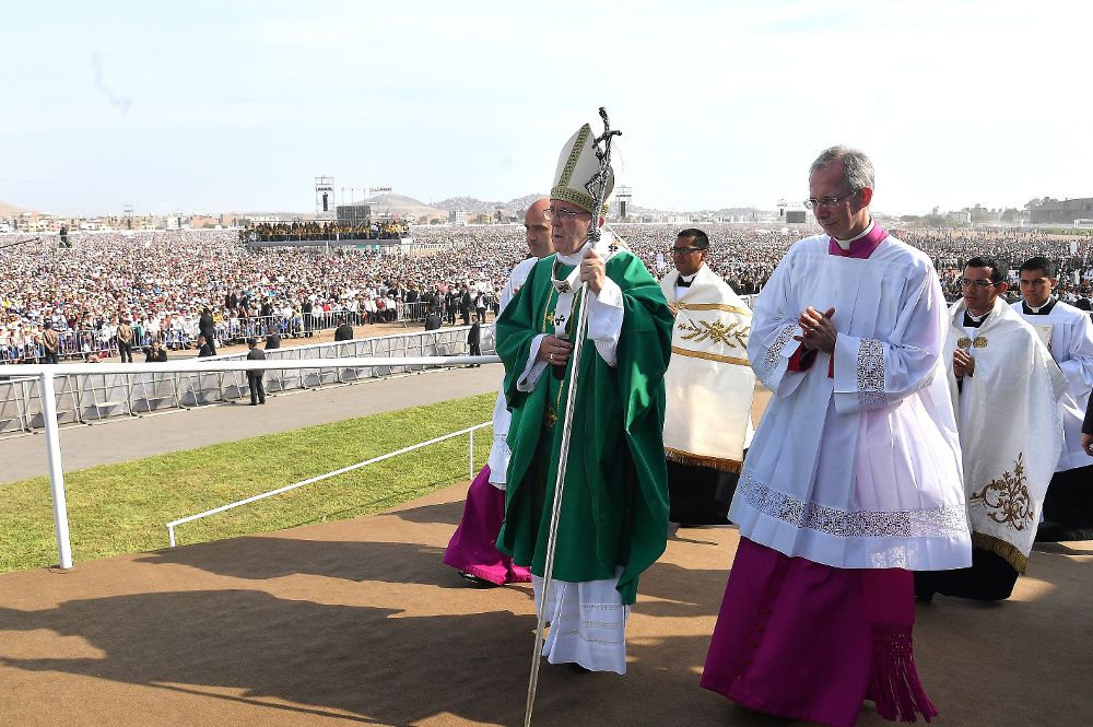 El papa Francisco se dirige a oficiar misa en la base aérea de Las Palmas, en Lima, Perú, ayer, domingo.