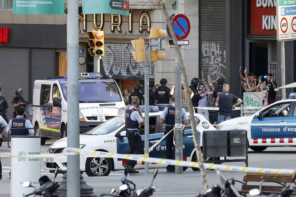 Despliegue policial en el lugar del atentado ocurrido en las Ramblas de Barcelona.