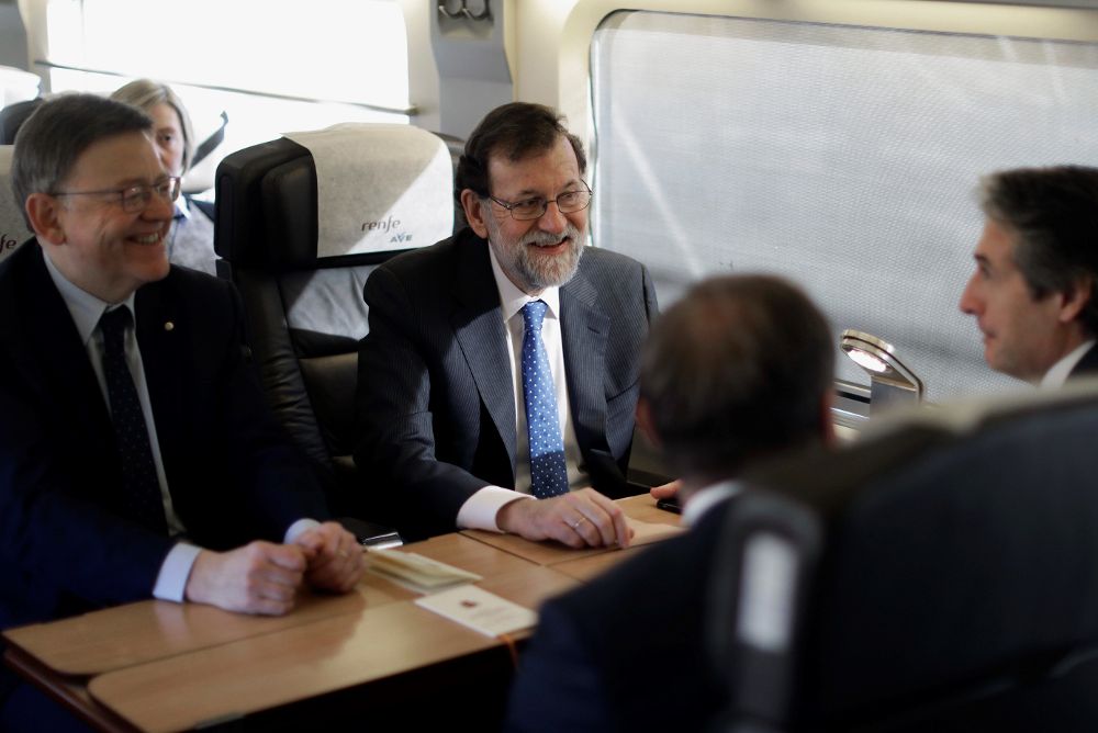 Fotografía facilitada por Presidencia del Gobierno, del jefe del Ejecutivo, Mariano Rajoy (2i), junto al presidente de la Generalitat Valenciana, Ximo Puig (i), y el ministro de Fomento, Íñigo de la Serna (d), en su recorrido en el AVE de Valencia a Castellón.