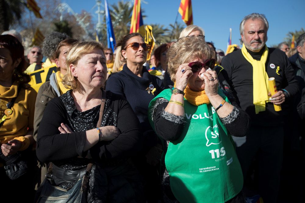 Centenares de personas, concentradas en las inmediaciones del Parlament catalán.