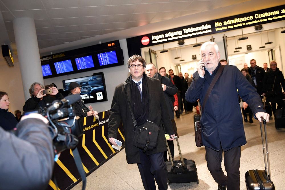 El expresidente catalán Carles Puigdemont (i) llega al aeropuerto de Copenhague procedente de Bruselas.